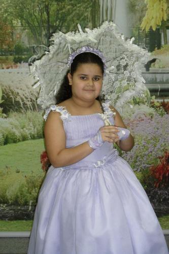 10 anos, amo minha familia, tenho duas irmãs mais novas, amo Deus , amo meus dois dog's, e quer saber mais??? me segue vai