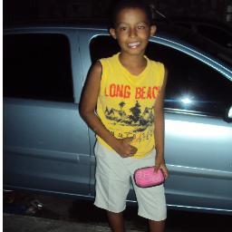Tenho 11 anos , gosto muito de jogar bola e dançar ao som da @bandaparangole ;)