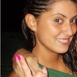 Non sempre un sorriso è indice di felicità. A volte è un semplice modo per allontanare la sofferenza, ma anche un mezzo per alleviare il dolore altrui.
