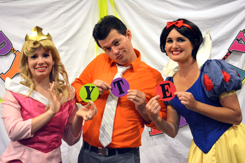 Entertainers, LOTs of them. Tons of fun, pure happiness.