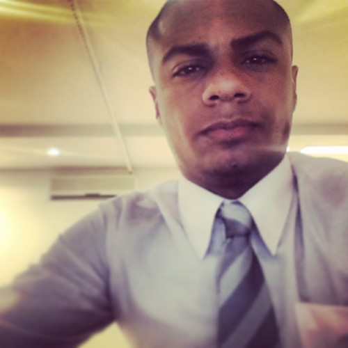 Representante comercial na empresa Wise Up 
Estudante de Ed. Física.