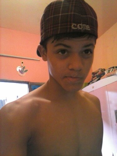 ouzado,ciumento,gosto de excutar musica,jogar futebol & comer pizza...;)