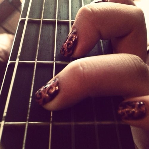 ILovDarrenCriss's profile picture. Los que descubren un sentido torpe a las cosas bellas, es porque llevan en sí la corrupción, sin ser poseedores de ningún encanto.