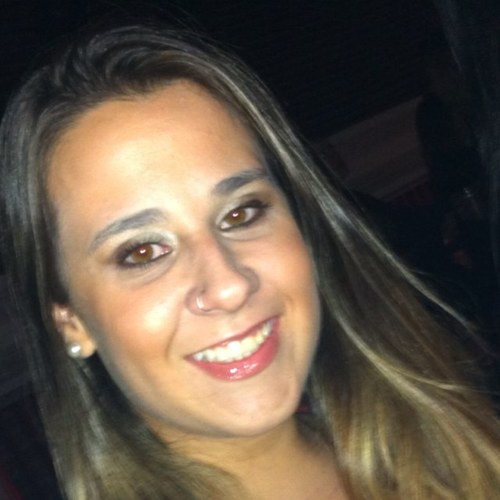 Filha da PUCRS.Futura pedagoga.Baladeira.Dinda da Belle e da Rafa. E o mais importante: FELIZ.Uma das fundadoras do @fcmania_