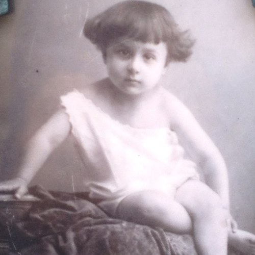 MorireSognare's profile picture. Scrivo di te così il dolore si addormenta.