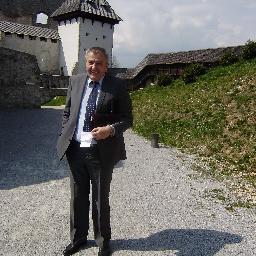 professeur philosophie,sociologie,psychologie,ecrivain,musicien a la guitare.Conseiller de la vie:Sur la bonne voie!