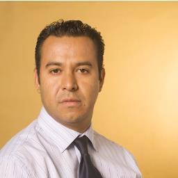 De profesión periodista, reportero de negocios, economía y finanzas, cazador de noticias.