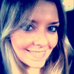 Trabalho como Web Design, curto make, sou muito vaidosa e extremamente detalhista!