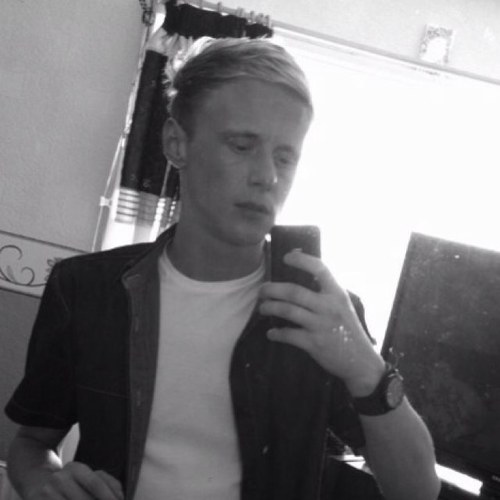 Coz everybodys heard about the bird, a said a bird, bird, bird.... Haha! Lets tweet guys! Not been on it for ages but am back !! Lol x x x x x x
