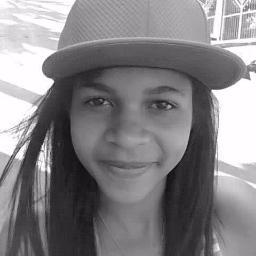 sou uma menina simples,humilde.... tenho vários sonhos um deles e  ser atriz ou modelo.Espero que um dia eu posso realiza-ló...