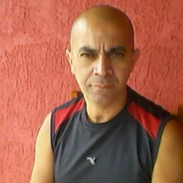 brasileiro, estatura mediana, ruim de bola, ruim de grana, tabuada sei de cor(ao menos 1 dentro)