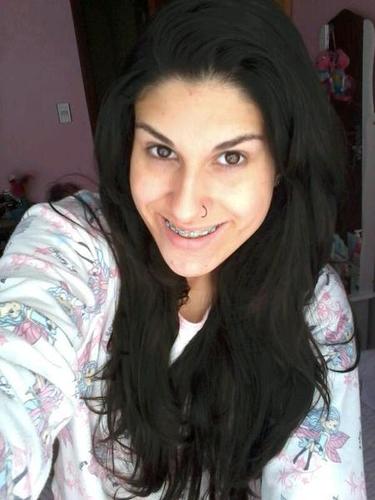 possesiva, ironica, chata, irritante, amiga, parceira, insegura, simpática, feia, retardada, meio louca, eclética, bipolar, apenas respeite!