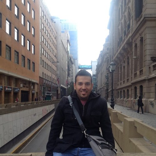 Abogado, amante del Derecho Procesal Constitucional, apartidista, apasionado a los deportes, afortunadamente americanista