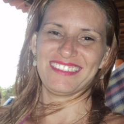sou alegre ,gosto muito  dançar trabalho,sou simples  ,,TATIANE!!!!!*-*