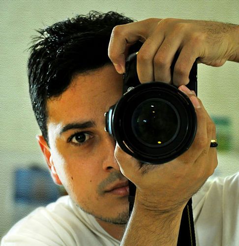 Publicitário, Assessor de Comunicação do Deputado Federal Odair Cunha e baterista do Todo Teu.