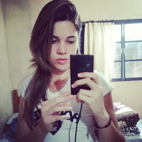 Eu sou uma garota sonhadora,divertida que faz as pessoas que amo sorrirem
