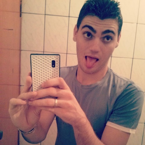 A gente nasce para aprender, e morre sem saber nada. Futuro jogador de futebol. @Janiele__ teamo *.*