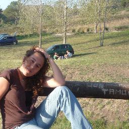 una loca de la vida...tambien una amiga que esta en las buenas y mas en las malas cuando me enamoro es de verdad amo tan bionica solomente locaa!!
