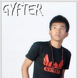 nilai sendiri aja yahh :D
Guitaris dan pendiri Band GYFTER