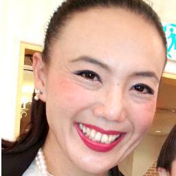 世界中のこども達に夢と笑顔を！教育が全ての原点である！との想いで帰国後２６歳の時にアカデメイアを設立。幸せとは何か？を探し求めて世界４６カ国を歩く。ペルーの孤児院にて孤児達から幸せを教わる。結婚１８年でピリオドが打たれ奇跡的に授かった息子と愛犬と共に新しい人生を歩み始める。貧困問題、難民問題に取り組む。愛と信頼が基本！
