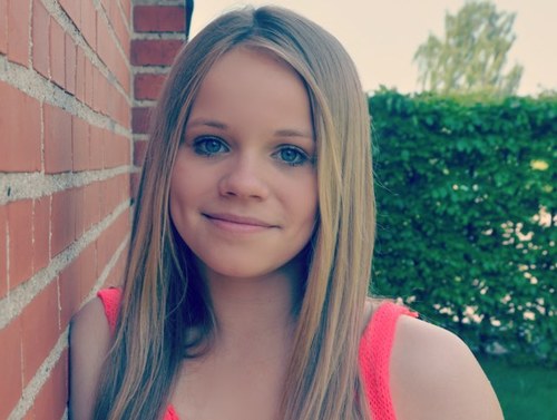 | I sing & play the guitar, the drums and the piano| Music is everything | Huge Directioner & Belieber |Feel free to follow me. Denmark.