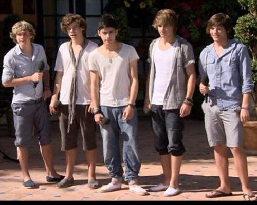 Hey guys! carly abby natalie shauna and katie here! were truly madly deeply in love with 1D! Help us get 1/5 please? follow us we follow back!