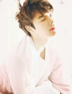 ผมลี ทงเฮ ปลาน้อยขี้อายจากมกโพครับ ^w^~ ถึงผมจะคุยไม่เก่งแต่ผมรักฟลว.ทุกคนนะ ลองฟอลมาคุยกันสิแล้วผมจะทำให้คุณตกหลุมรัก~dong