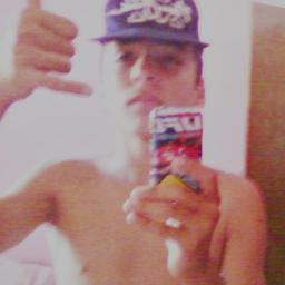 Sou maloqueiro , sou vida loca , cheio de milhão , e rodeado de cachorra ... ♪♫ .
