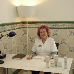 Doctora de medicina estética. Especialista en últimos avances en medicina estética biológica antiaging.