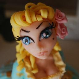 It's me! Carli Norris, Actress and cake decorator extraordinaire. follow me for vintage-inspired cakery xxx