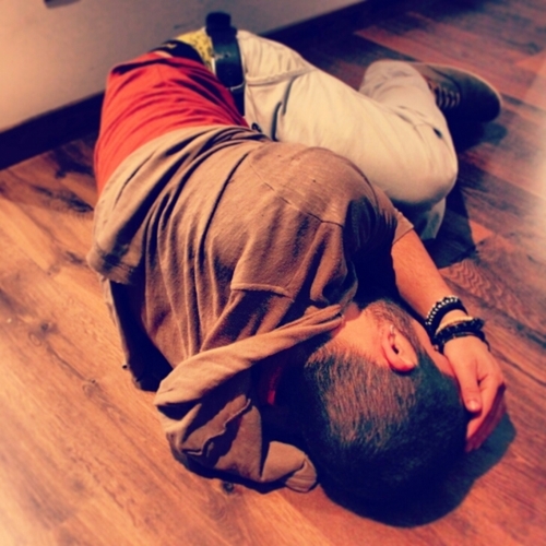 ApuntoPeBe's profile picture. Un raro rodeado de normales, podeís llamarme anormal. Estudié periodismo
One life, one game.