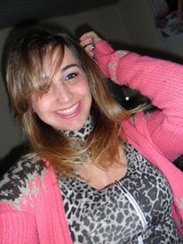 apaixonada pelo mundo e amigos.Viciada em coca cola.chocolate doritos.odeio falsidades traiçoes.vivo para ser feliz sem me importa com o resto