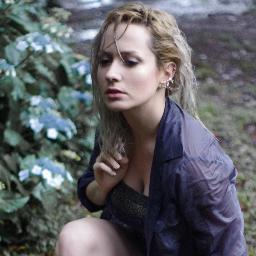 ろーざ・ゆり　女優です。
釣りの番組のレギュラーで出てますのでよろしくお願いします！
http://t.co/hHV8TYwysL