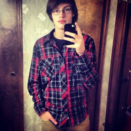 Im 17 and a Senior at Halls High School. Drumline, music and friends, thats all I need. Wanna know more, just ask!!