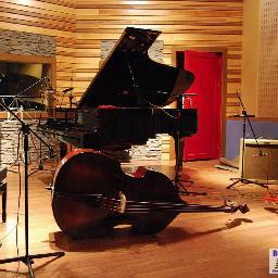 PEDAZO DE ESTUDIO DE GRABACIÓN CON EXPERIENCIA EN MAS DE 600 DISCOS. Y UN PIANO DE COLA QUE SUENA DE MUERTE. Y ADEMAS LUZ NATURAL. ¡LO FLIPAS!