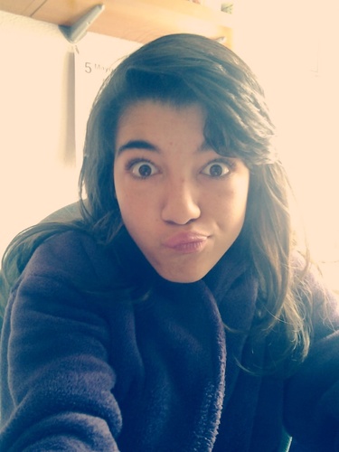 me gusta jugar al voley:3 mis amigas lo son todo y m encanta escuchar musica;)