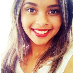 Sorria, mesmo através de suas lágrimas. Seja forte, mesmo através de seus medos.