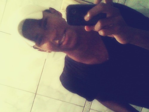 Solteiro, 17 anos, pagodeiro ;)' kkkkk Me segue looogo!