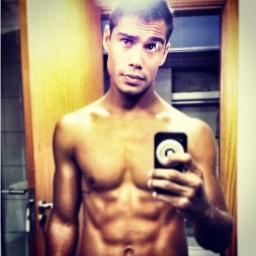 Dedicado a 6 pessoas, 6 anjos, 6 sorrisos, 1 novela, 1 banda, 1 amor, 1 família, 1 nação Rebeldes... Não gosto? Q bom, o fc e para eles não para voce ! 2bj