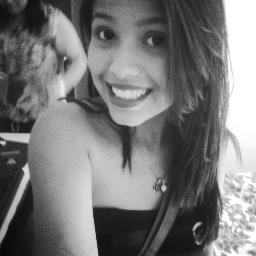 faço dos pequenos momentos, os melhores momentos, e dia pra mim sem um sorriso sincero, não é dia '-'