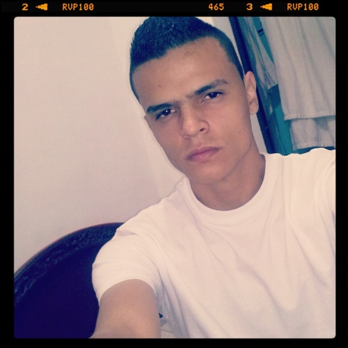 Estudiante de psicología , cantante baritono