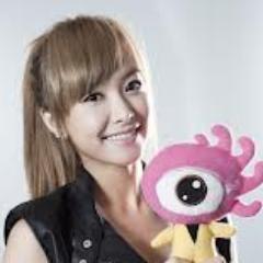 Hi ALLz.. F0LL0w my twitter!! ^_^I NEED y0U allz t0 be mY FRIEND! TQ