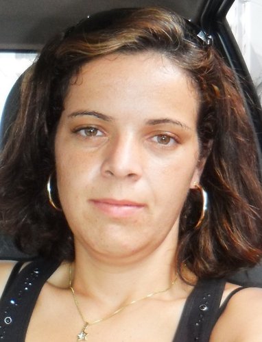 Eu gosto do impossível;tenho medo do provável; dou risada do ridículo e choro porque tenho vontade, mas nem sempre tenho motivo.Tenho um sorriso confiante que à