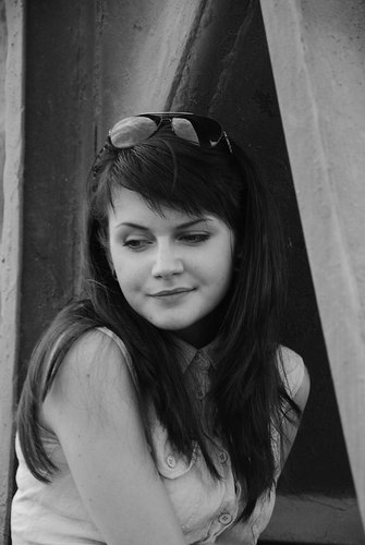юная художница, милая, интересная, весёлая, а вообще это всё враньё ... в тихом омуте черти водятся... сами узнавайте..