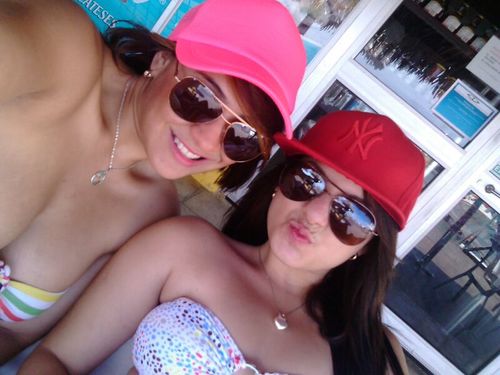 Simpática ;) Amante de la playa, fans de @Ricardo_Arjona.. . ExTrOoVeRtiiDa,, Enamorada!* .... mmm!! me fascina ir al cine e ir de coOmpras! x.x