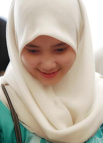 Jangan mudah percaya bahwa seseorang menyukaimu, hanya karena dia tersenyum padamu (^_^,)