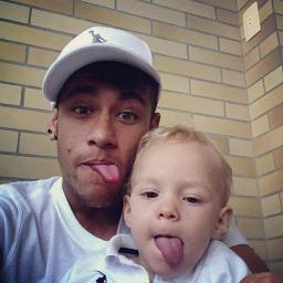 Eu amo o camisa 11 do santos, aquele que tem o jeito moleque, um sorriso maroto, e tem muita ousadia e alegria em fim eu amu de mais o Neymar Jr.(@Njr_92)