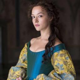Prostituta del Dominio.Todos los nobles del Dominio vienen a mí.Me regalan joyas,vestidos caros y regalos,por lo que parezco una dama de verdad.Tengo un puñal.