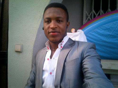 Am cul,jovial ,love making frnds nd alway wana b happy. Like 2 live life 2 d fullest