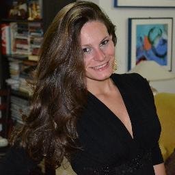 Feliz, sorridente, baixinha, escorpiana, super comunicativa, estudante de Relações Públicas... e muito mais!